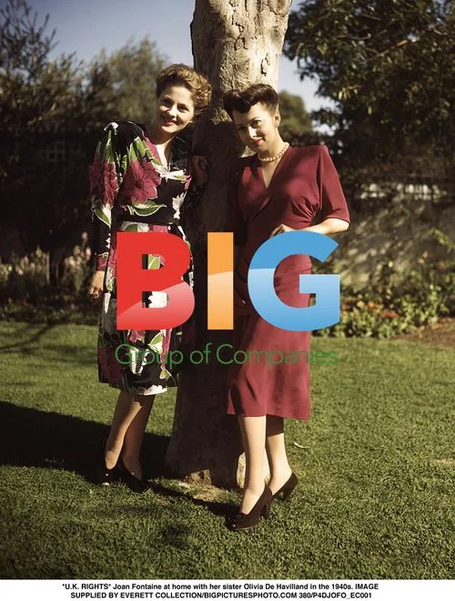 Joan Fontaine and Olivia de Havilland at home