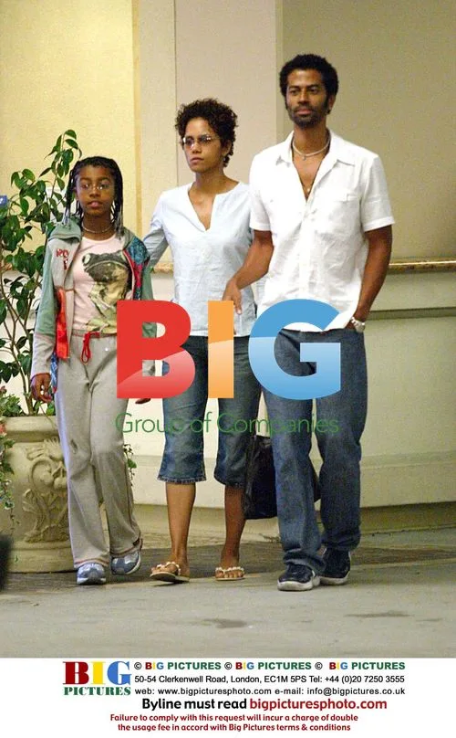 Eric Benet with Halle Berry and daughter shopping