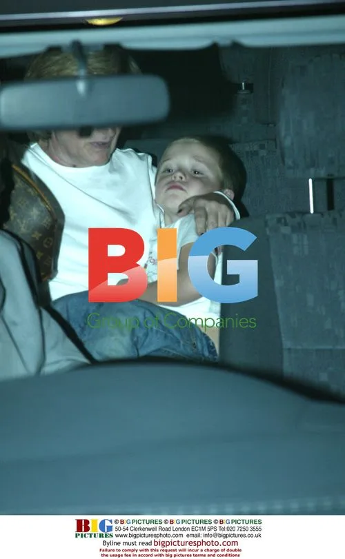 Brooklyn Beckham visits new brother