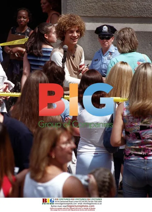 Justin Guarini from 'American Idol' greets fans