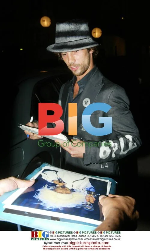 Jay Kay breaks pen at GQ Awards