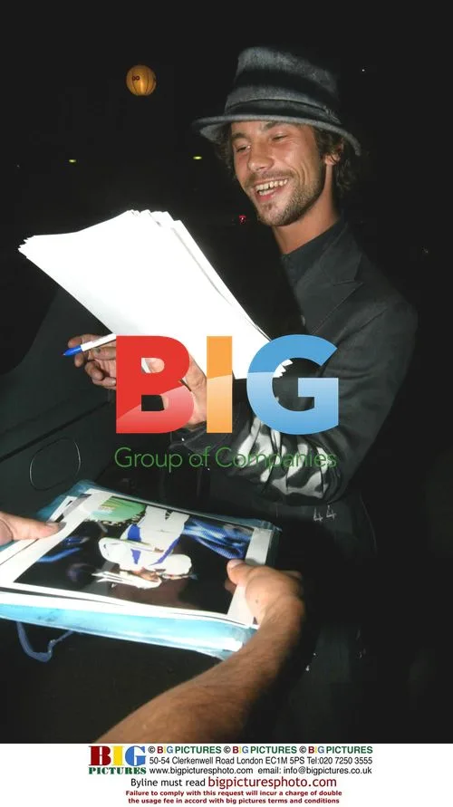 Jay Kay breaks pen at GQ Awards