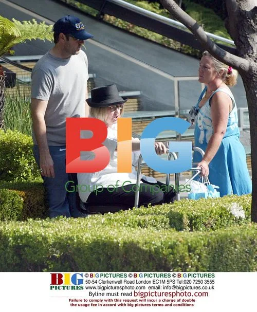 Kevin Spacey Shops at LA Pet Store