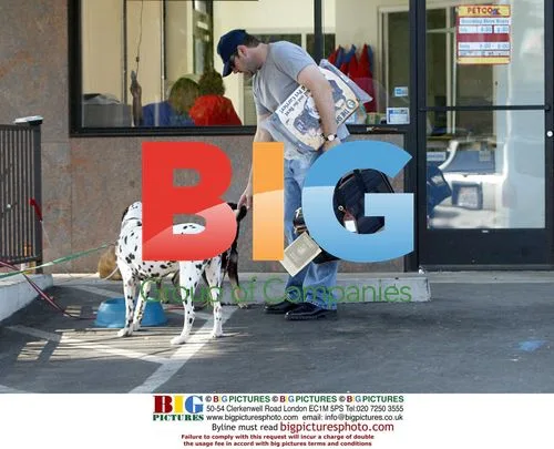 Kevin Spacey Shops at Pet Store