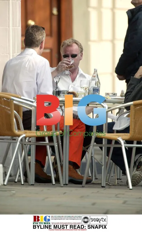 TV's Les Dennis Enjoys Lunch With Friends