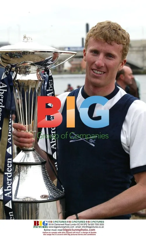 Oxford's Narrow Win at Boat Race