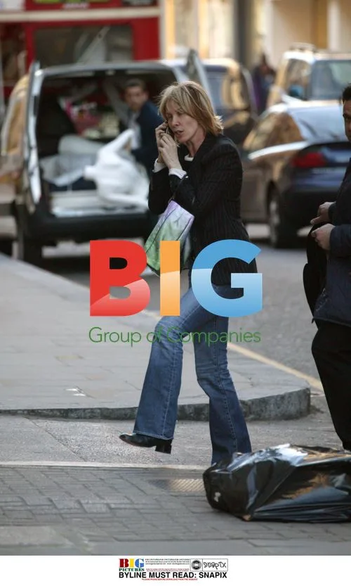 Trudi Styler Shopping and Chatting in London