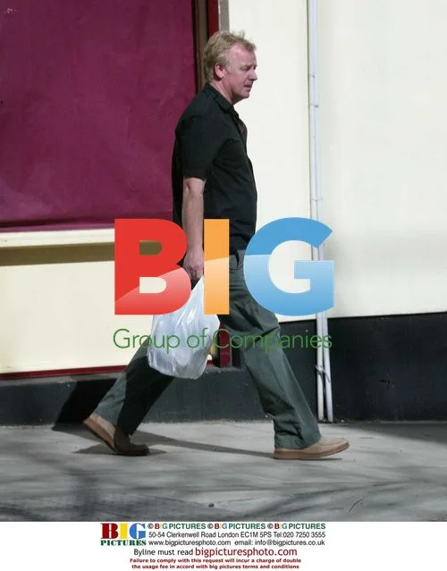 TV Presenter Les Dennis Shopping in London