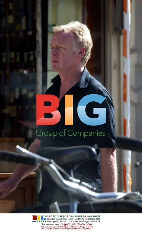 TV Presenter Les Dennis Shopping in London