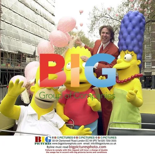 Jonathan Ross joins Simpsons on London bus