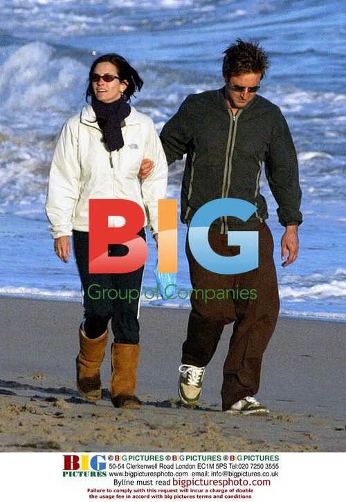 Courteney Cox-Arquette and David Arquette beach stroll