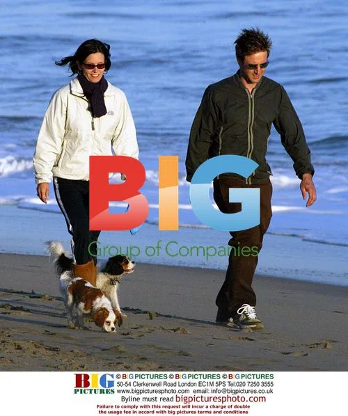 Courteney Cox-Arquette and David Arquette beach stroll