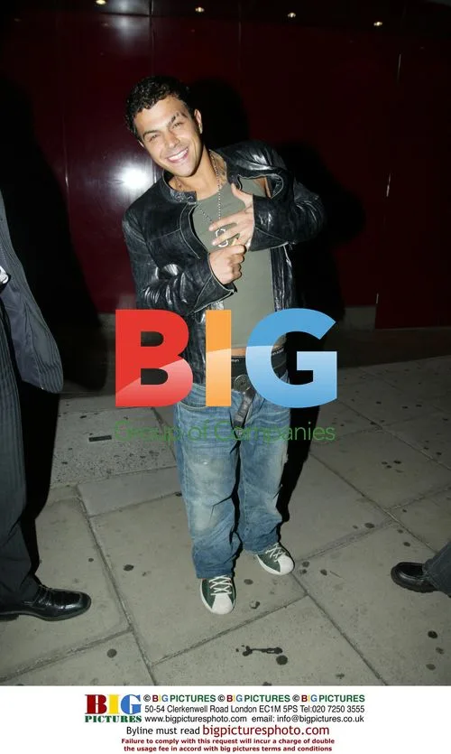 SINGER ABS LEAVES MET BAR IN LONDON