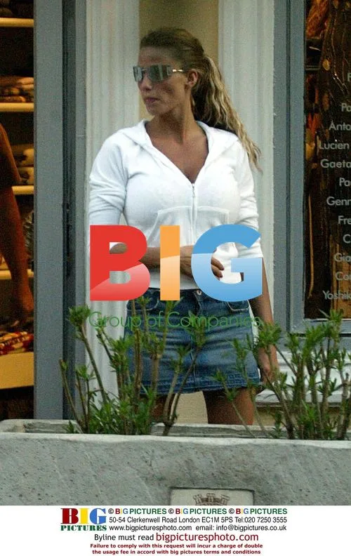 Glamour Models Jordan and Jerri Byrne Shopping in France