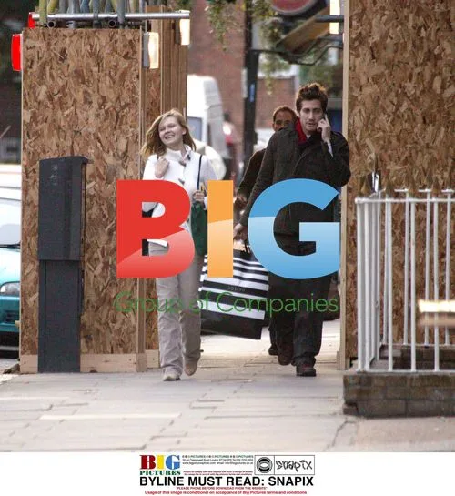 Kirsten Dunst and Jake Gyllenhaal Shopping in Knightsbridge