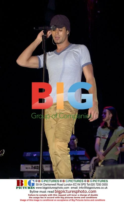 Enrique Iglasias Performing at Capital FM's Christmas Live Show 2003