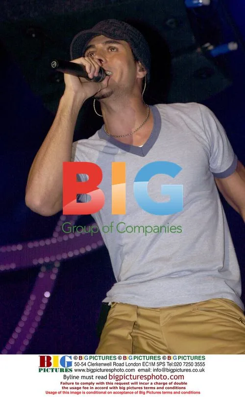 Enrique Iglasias Performing at Capital Fm's Christmas Live 2003