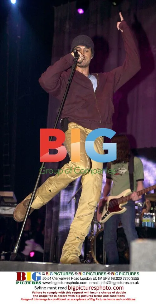 Enrique Iglasias Performing at Capital Fm's Christmas Live 2003