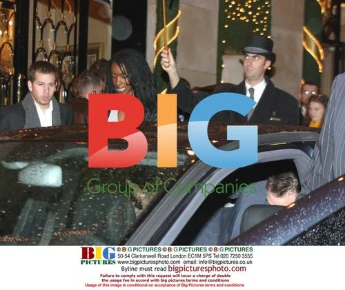 Vigo Mortensen leaves Paris hotel