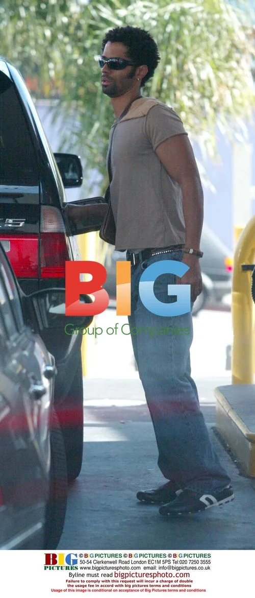 Eric Benet pumps up his car