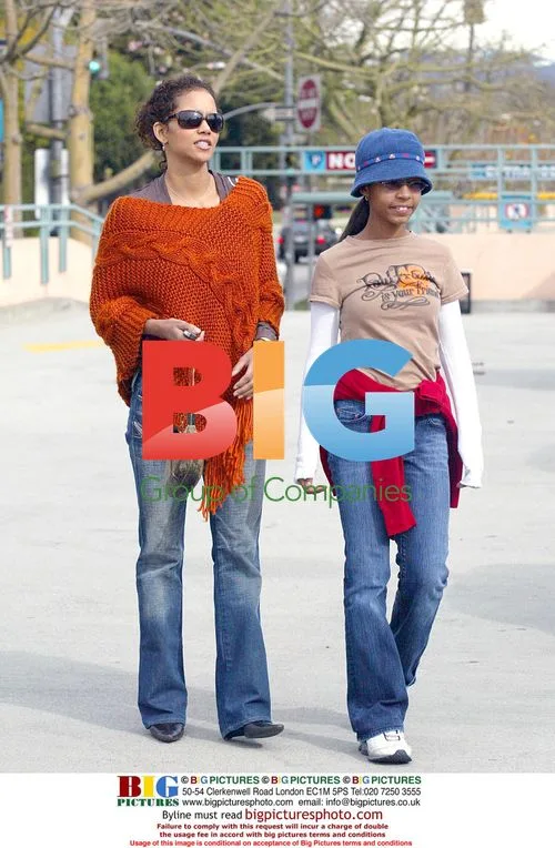Halle Berry Christmas Shopping With Daughter