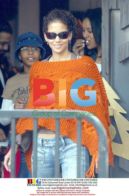 Halle Berry & Daughter Shopping at The Grove