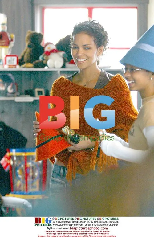 Halle Berry Christmas Shopping with Daughter