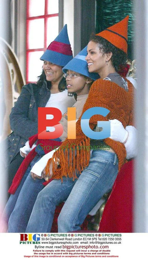 Halle Berry Christmas Shopping with Daughter