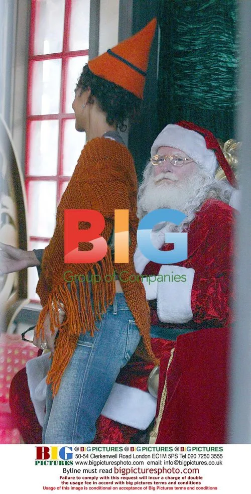 Halle Berry Christmas Shopping with Daughter