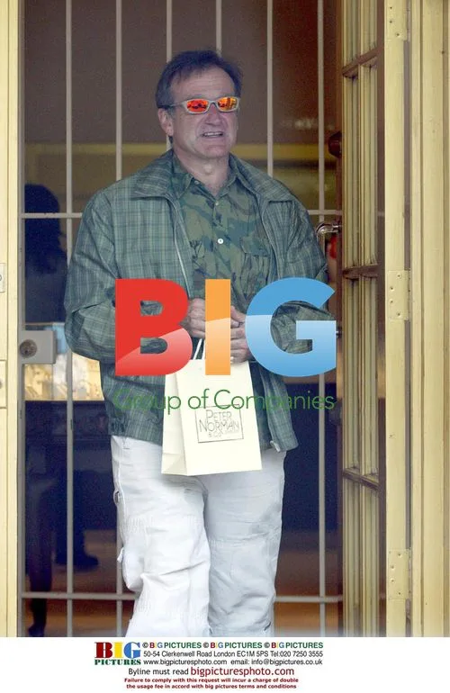 Robin Williams Shopping for Valentine's Day Gift