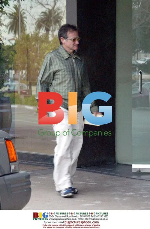 Robin Williams shopping for Valentine's gift