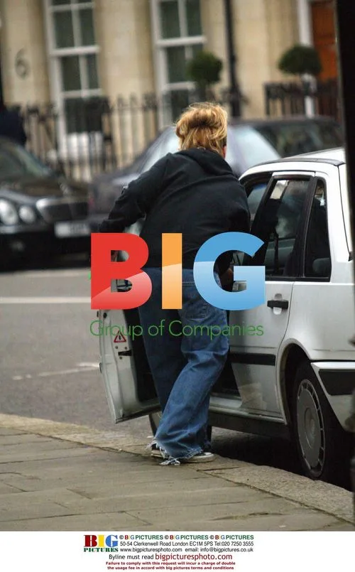 Bille Piper running to pay parking meter