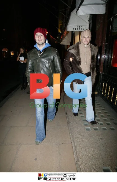 Freddie Ljundberg shopping with brother in London