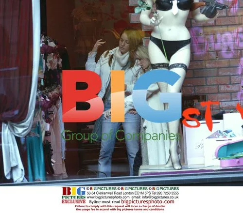 Former Pop Idols Shop for Sexy Underwear
