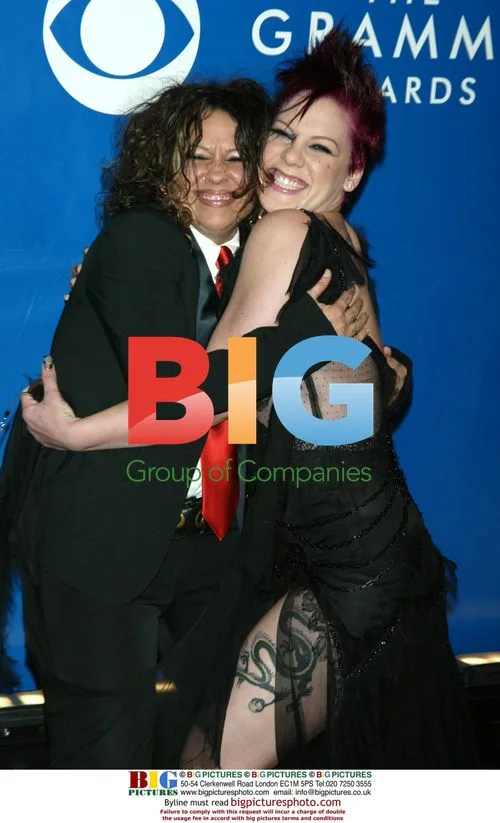 Singer PINK & LINDA PERRY at 2003 Grammys
