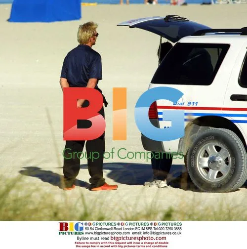 Boris Becker scuffles with paparazzi on beach