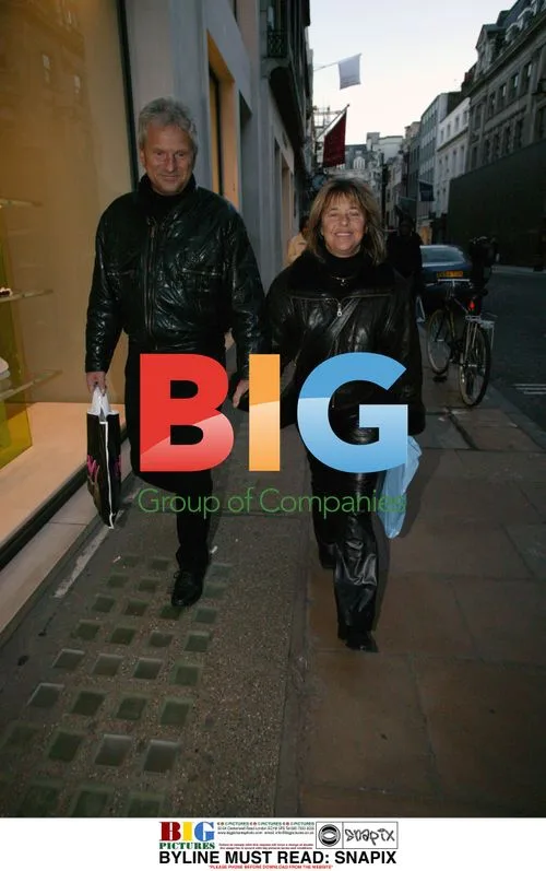SINGER SUZIE QUATTRO SHOPPING IN LONDON
