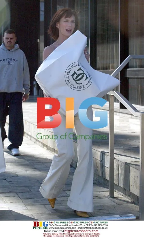 Jennifer Love Hewitt Shopping with Friend