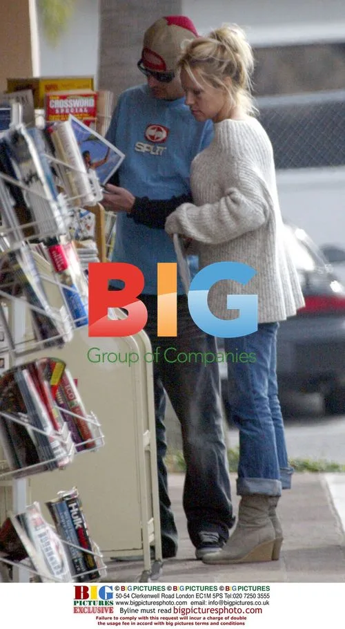 Pam Anderson and Kid Rock out shopping