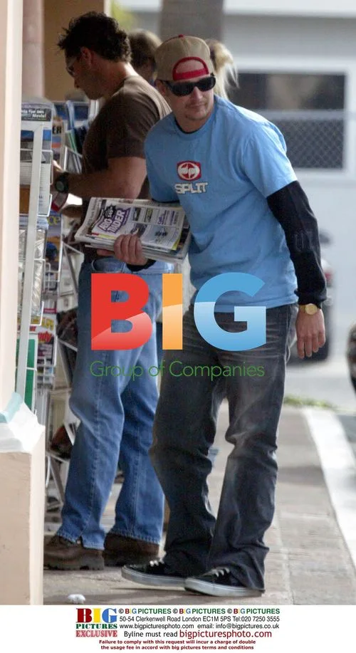 Pam Anderson and Kid Rock at newsstand