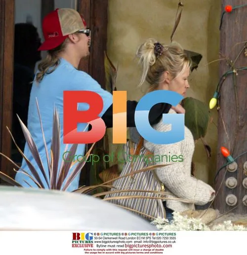 Pam Anderson and Kid Rock at Malibu newsstand