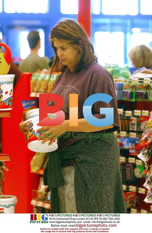 Kirstie Alley grocery shopping with family