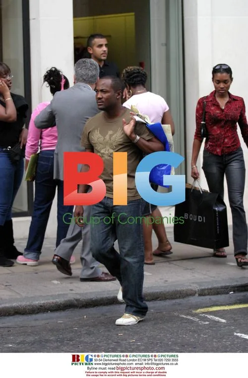 Brian Lara Shopping with Girlfriend