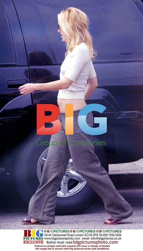 Kate Hudson shows baby bump with Chris Robinson