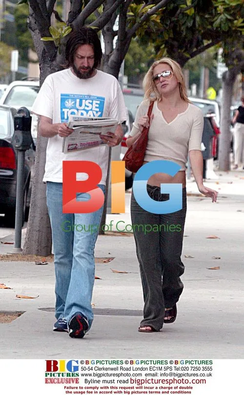 Kate Hudson shows baby bump