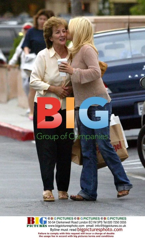 Singer Geri Haliwell and mom shopping