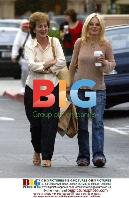 Geri Haliwell and her Mom shopping in Malibu