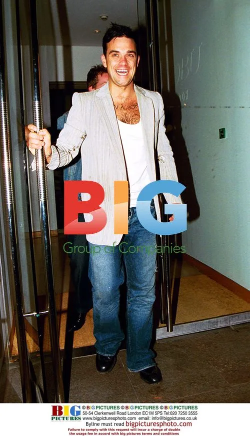 Robbie Williams Laughs Leaving Nobu