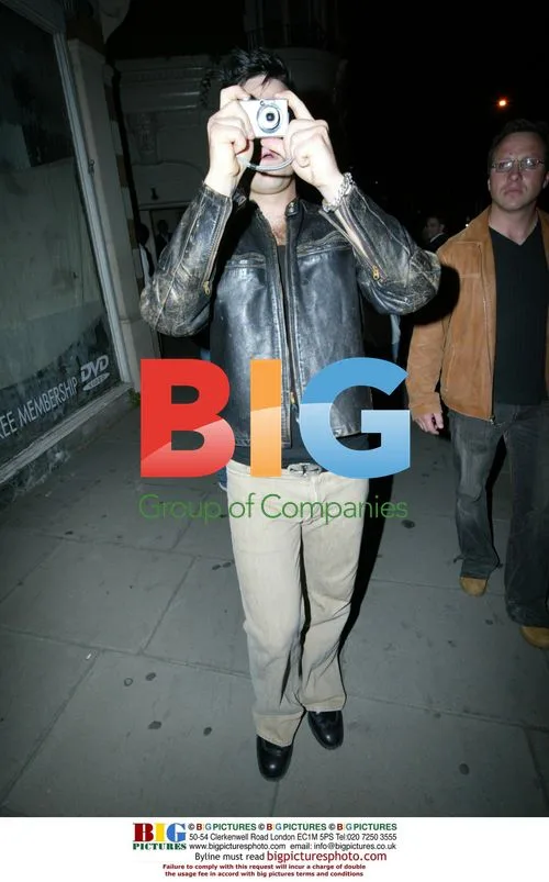Robbie Williams tries photographer's role