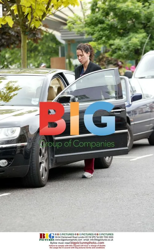 Minnie Driver Shopping in Notting Hill